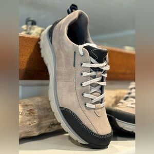 Clarks Womens Outdoor “Wave Walk” Waterproof Shoe Sz 7.5 M